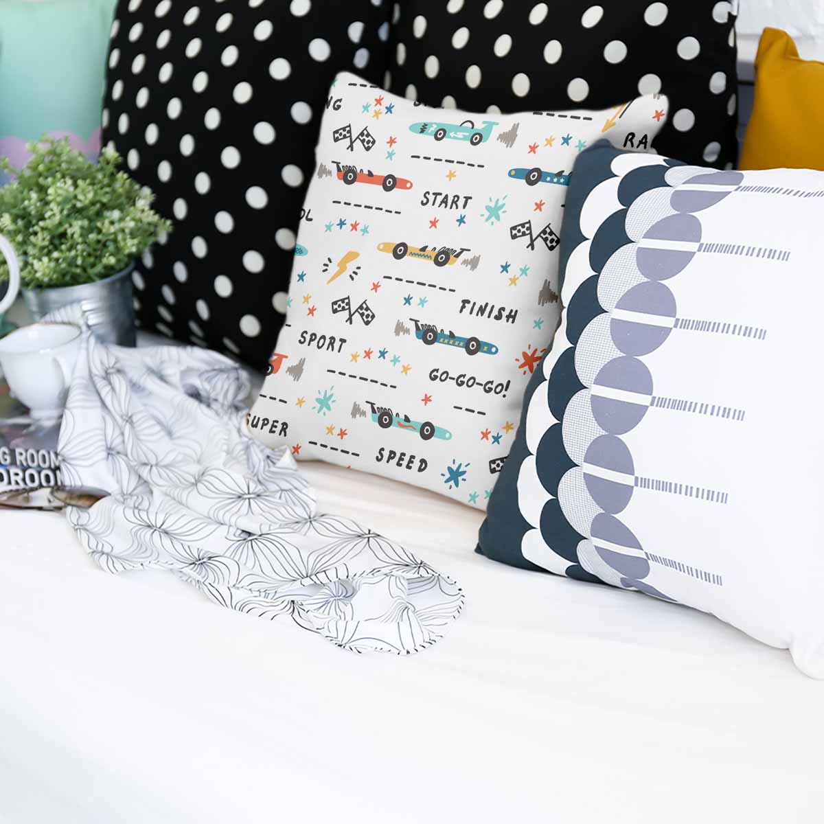 Gezondheidskussen wit met raceauto's