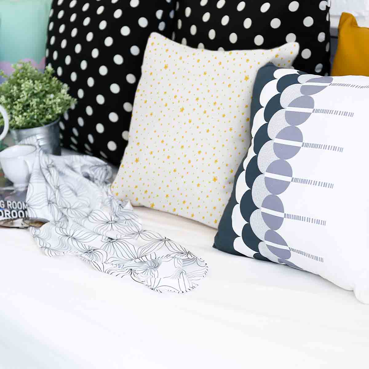 Gezondheidskussen wit met gele sterren