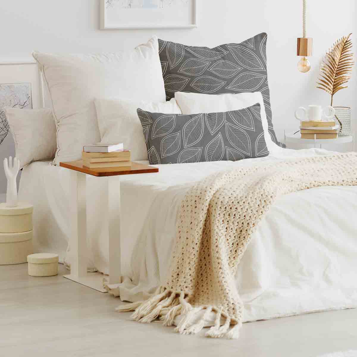 Gezondheidskussen grijs met witte palmbladeren