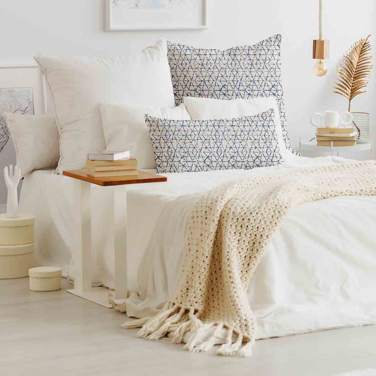 Gezondheidskussen wit met delicate blauwe vormen