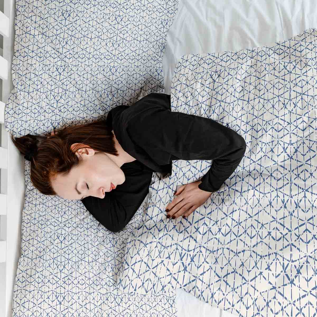 Therapiedekens beddengoed set wit met delicate blauwe vormen