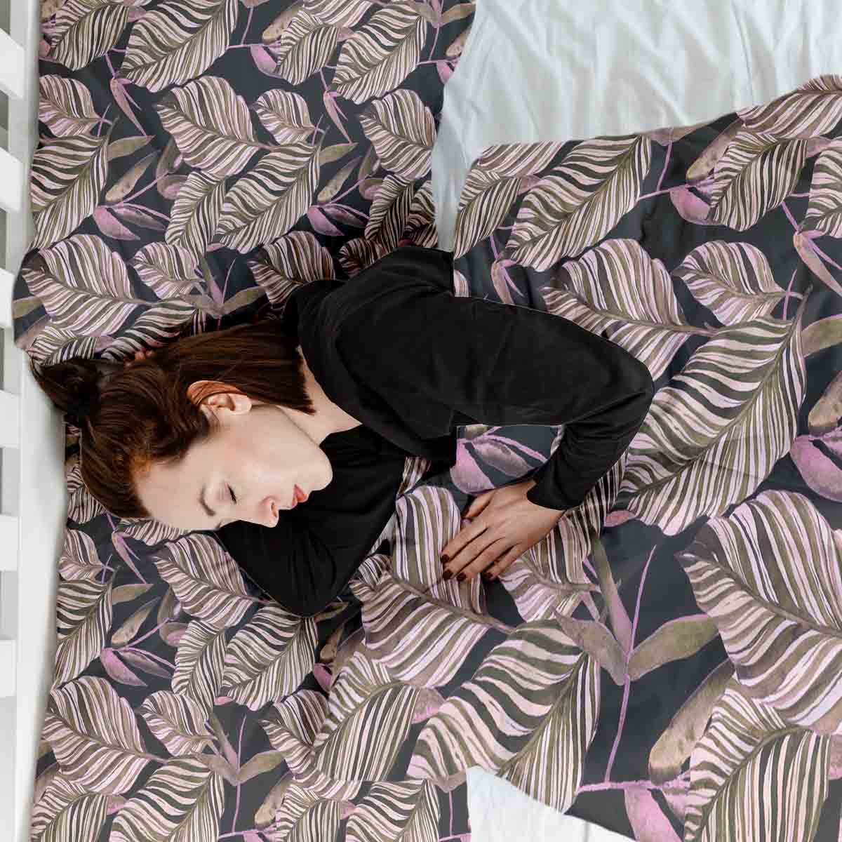 Therapiedekens beddengoed set zwart met paarse bladeren