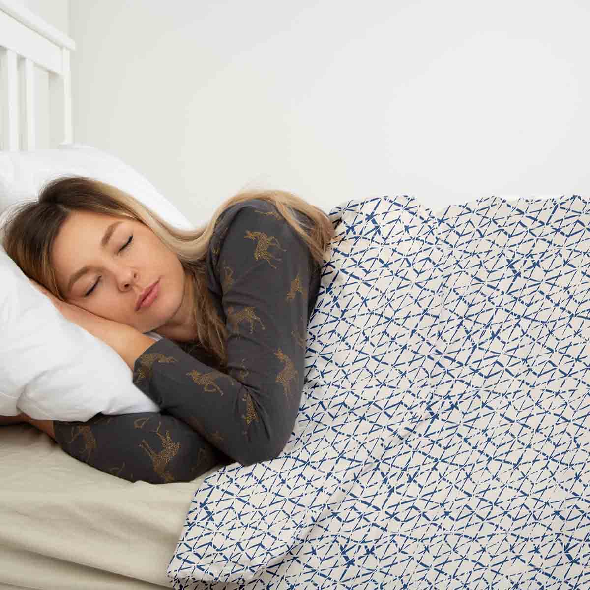 Therapiedekens beddengoed set wit met delicate blauwe vormen