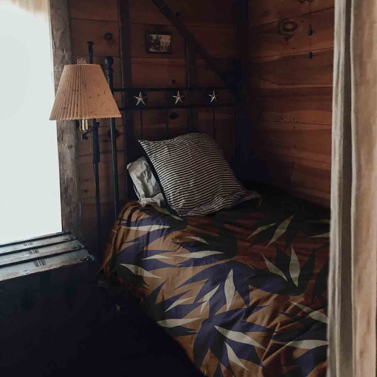 Therapiedekens beddengoed set bruin met blauwe bladeren