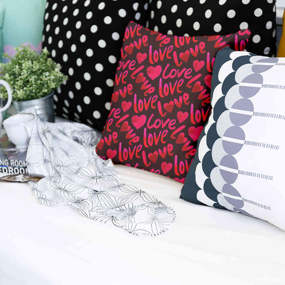 Gesundheitskissen Schwarz mit Schriftzug Love