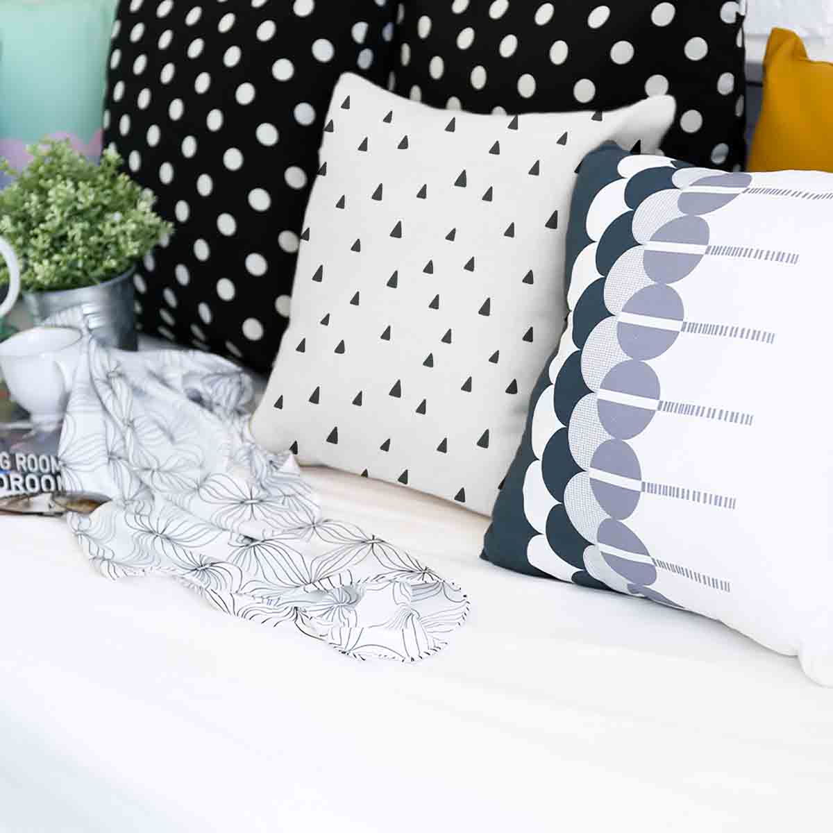 Gezondheidskussen wit met driehoeken in zwart