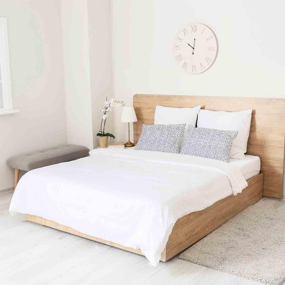 Gezondheidskussen wit met delicate blauwe vormen