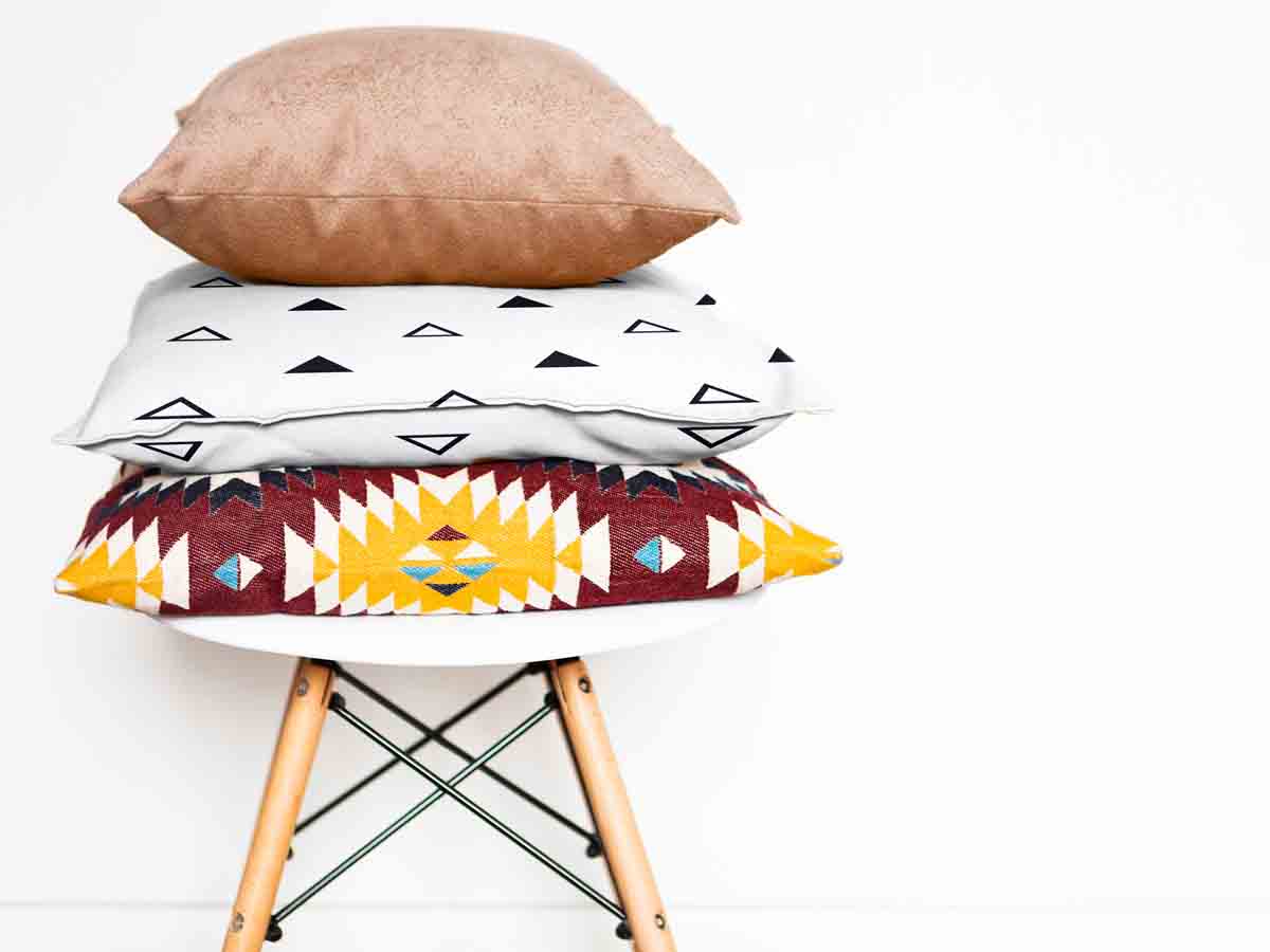 Gezondheidskussen wit met zwarte driehoeken