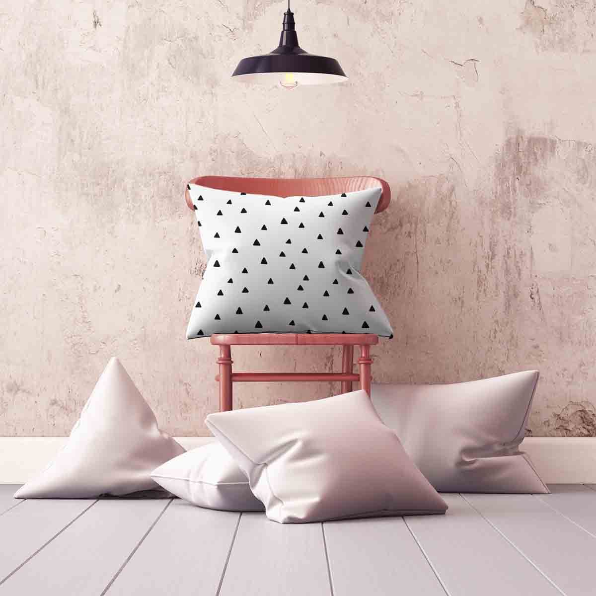 Gezondheidskussen wit met driehoeken in zwart