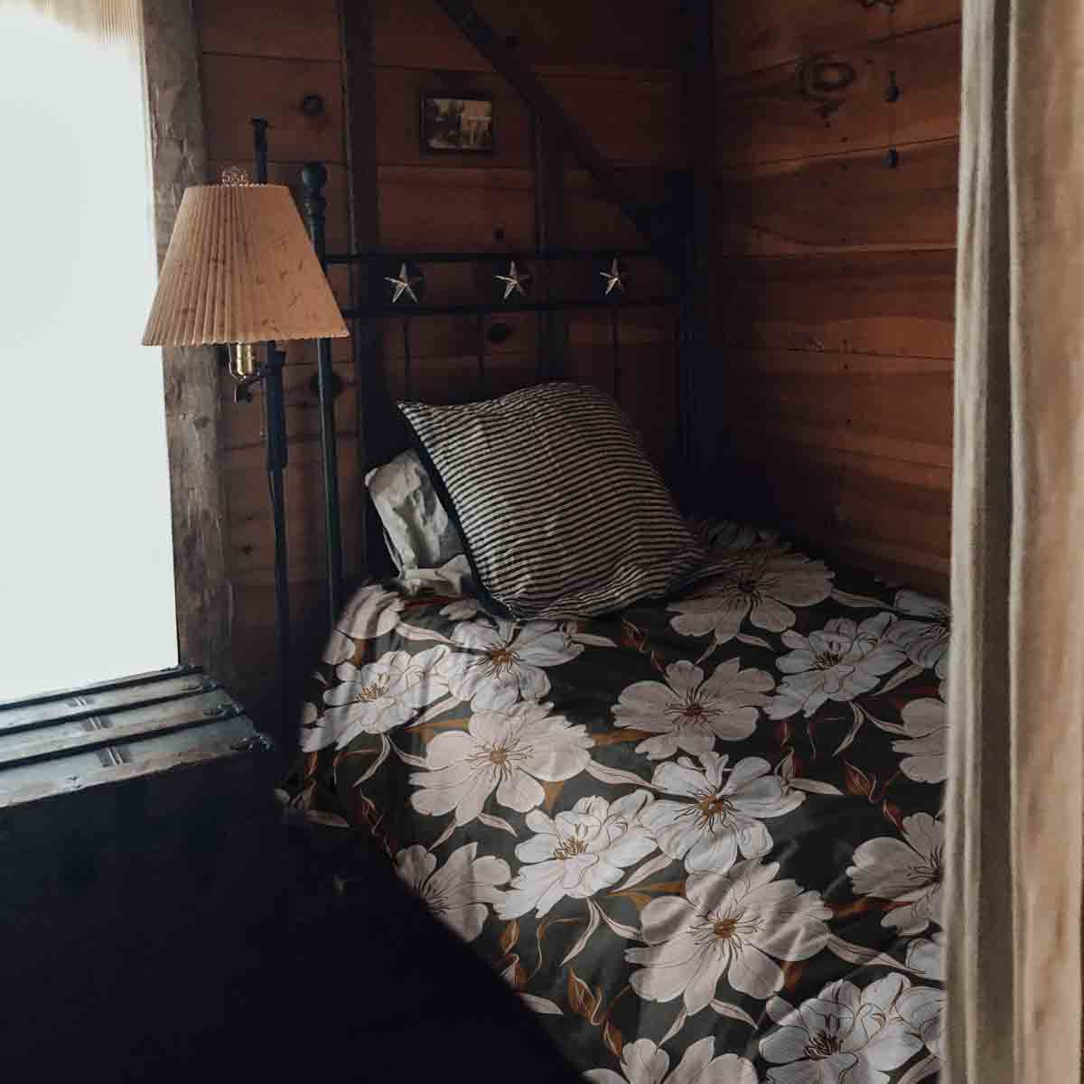 Therapiedekens beddengoedset met roze asterbloemen